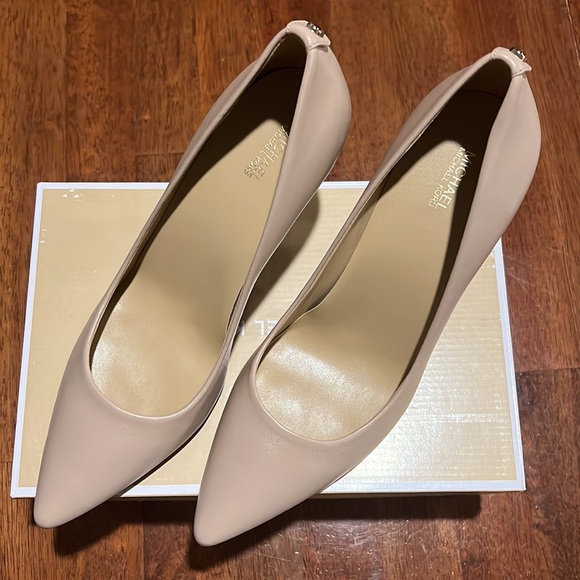 NWOT Michael Kors Nude Heels! COMES WITH BOX - Picture 3 of 8